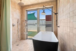Dusche, Haartrockner, Handtücher, Shampoo