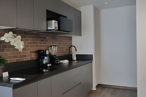 Jääkaappi, mikroaaltouuni, keittoastiat/astiat/ruokailuvälineet