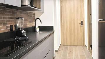 Geladeira, micro-ondas, cooktop, cafeteira/chaleira