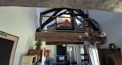 Charming recently renovated 3-bedroom farmhouse in enchanting Erloy with WiFi