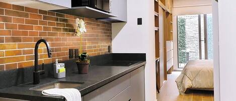 Refrigerador, microondas, parrilla de estufa y cafetera y tetera