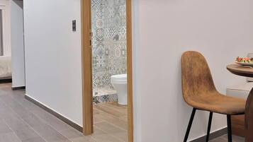 Shower, towels, shampoo