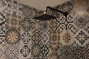 Dusche, Handtücher, Shampoo