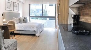 1 chambre, bureau, fer et planche à repasser, lit de bébé portatif