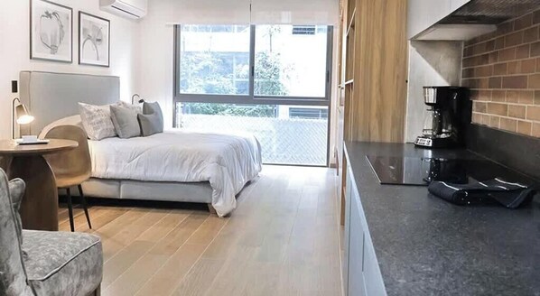 1 habitación, escritorio, tabla de planchar con plancha y wifi 