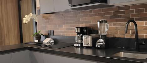 ثلاجة، ميكروويف، ماكينة لصنع القهوة/الشاي، محمصة خبز