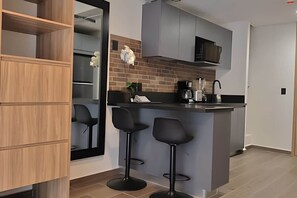 Kühlschrank, Mikrowelle, Wasserkocher mit Kaffee-/Teezubehör, Toaster