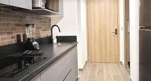 Réfrigérateur, four à micro-ondes, surface de cuisson, cafetière-théière