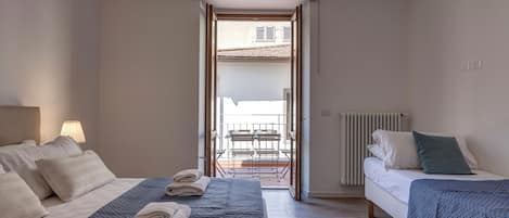 Appartamento Deluxe, balcone | Tende oscuranti, ferro/asse da stiro, Wi-Fi gratuito