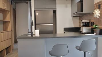 Kylskåp, mikrovågsugn, kaffe- och tebryggare och grytor/köksredskap