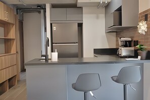 Køleskab, mikrobølgeovn, kaffe-/temaskine