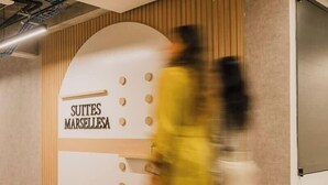 A reception area with a sign for 'SUTTES MARSELLESA' and a wooden panel design. - Two connected units on Paseo Chapultepec (Guadalajara)