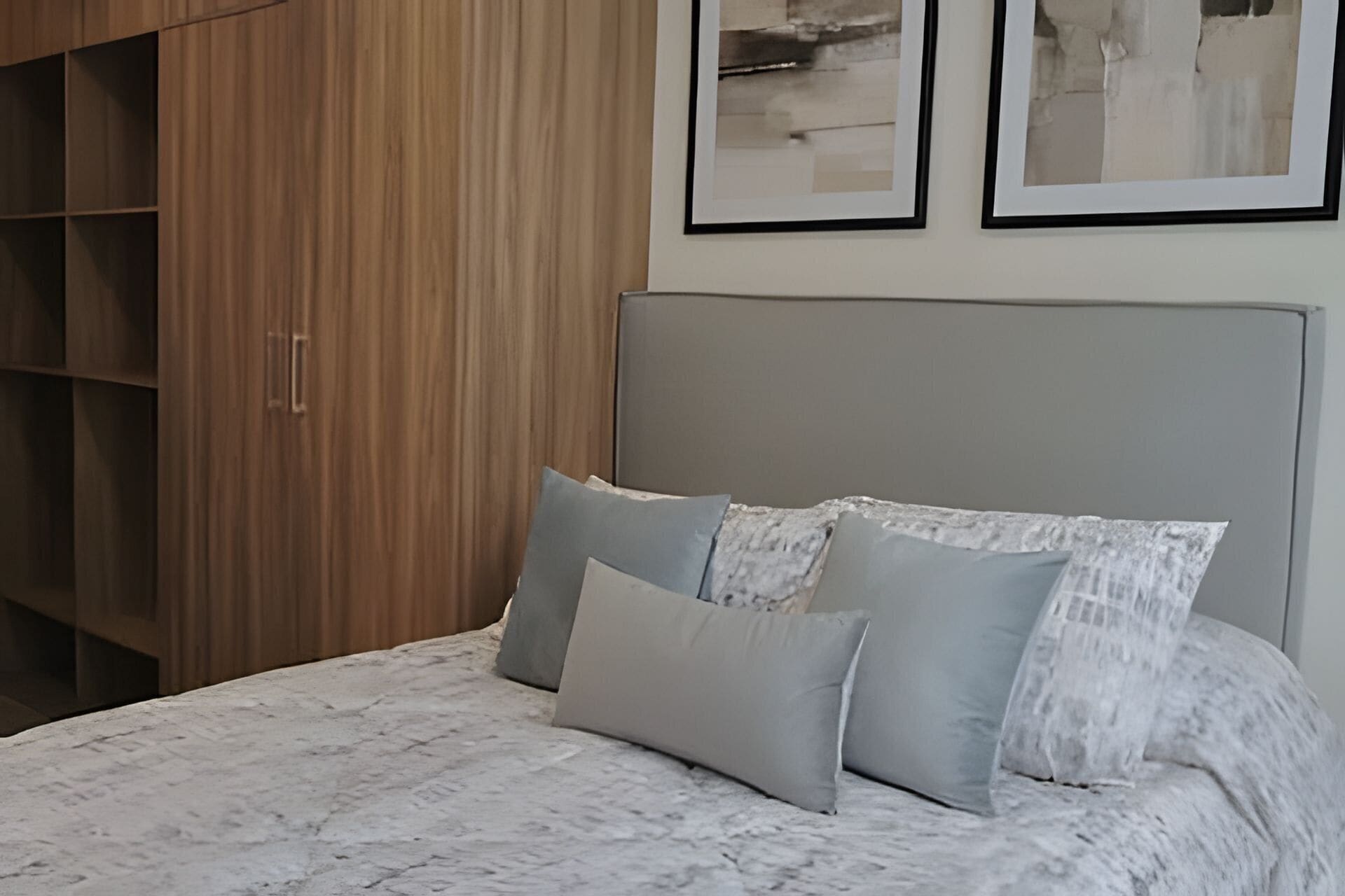 2 soverom, strykejern/-brett og sengetøy