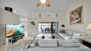 Smart TV - Casa de La Vista – Pool & Spa with lakefront view (Cape Coral)