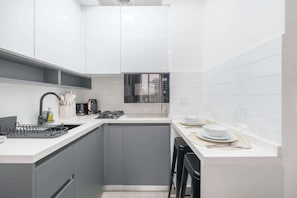 Kühlschrank, Mikrowelle, Ofen, Herdplatte