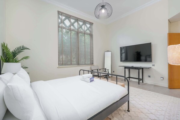 2 quartos, ferros/tábuas de passar roupa, Wi-Fi, roupa de cama