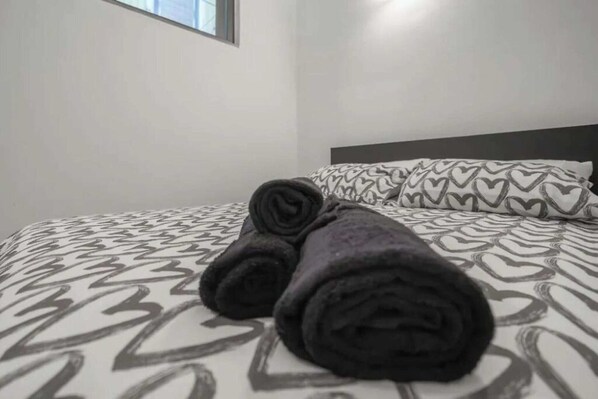 1 habitación, tabla de planchar con plancha y ropa de cama 