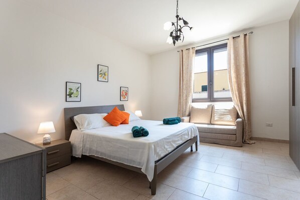 1 bedroom, bed sheets