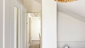 A hallway with white walls, a wooden floor, and a door at the end. - Rooftop Blu Infinito by Ca-Sa Check (Chioggia)
