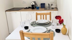 Réfrigérateur, cafetière/bouilloire