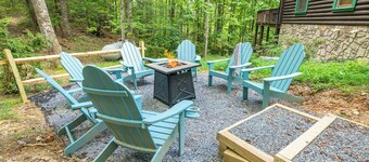 *Gorgeous 4BD Lodge Near TOWN! Games + Hot Tub*