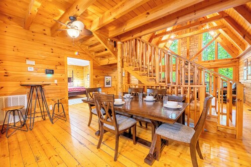 *Gorgeous 4BD Lodge Near TOWN! Games + Hot Tub*