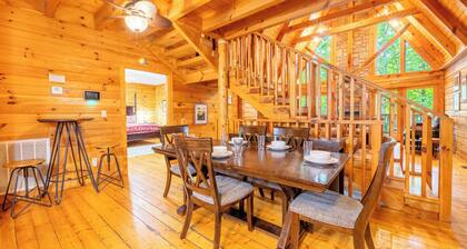 *Gorgeous 4BD Lodge Near TOWN! Games + Hot Tub*