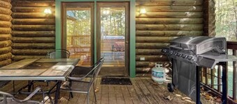 *Gorgeous 4BD Lodge Near TOWN! Games + Hot Tub*