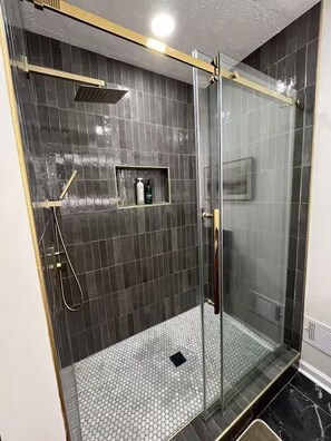 Shower, hair dryer, towels, soap - The Marietta Haus close to I-75, East Cobb, and Truist Park! Sleeps 5 (Marietta)