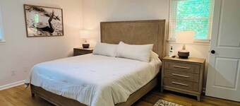 The Marietta Haus close to I-75, East Cobb, and Truist Park! Sleeps 5