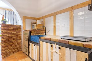 Køleskab, mikrobølgeovn, ovn, kogeplade