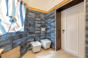 Dusche, Haartrockner, Bidet, Handtücher