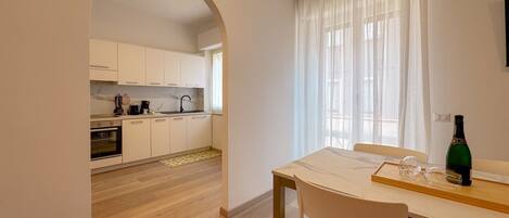 Micro-ondes, four, plaque de cuisson, lave-vaisselle