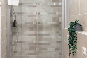 Dusche, Haartrockner, Bidet, Handtücher