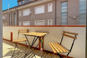 Outdoor dining - Perfect stay: beach, city center, and comfort (Civitanova Marche)
