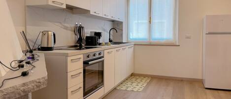 Mikrowelle, Ofen, Herdplatte, Geschirrspüler