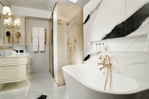 Dusche, umweltfreundliche Kosmetikartikel, Haartrockner, Bidet