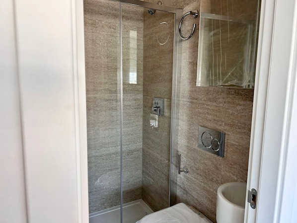 Dusche, Haartrockner, Handtücher