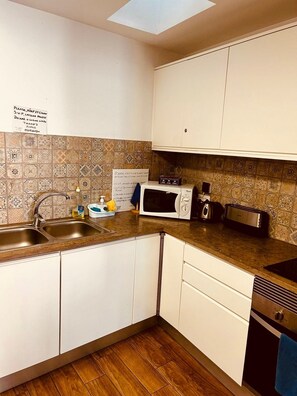 電冰箱、微波爐、烤箱、爐台