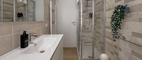 Bruser, hårtørrer, bidet, håndklæder