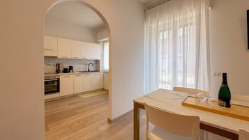 Frigorifero, forno, piano cottura, lavastoviglie