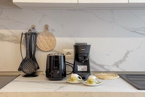 Fridge, oven, stovetop, dishwasher