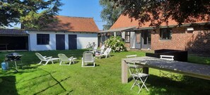 Outdoor dining - Le Clos Saint Martin, charming gîte - 14 pers- Chic countryside 35mn from the sea (Cavron Saint Martin)