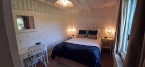 5 bedrooms, iron/ironing board, WiFi, bed sheets