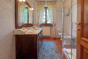 Dutxa, assecador de cabells, bidet i tovalloles 