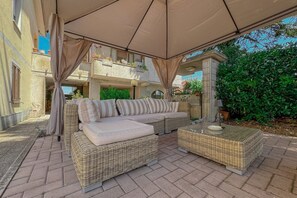 Unclassified image, 5 of 41, button