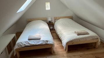 3 bedrooms, iron/ironing board, WiFi, bed sheets