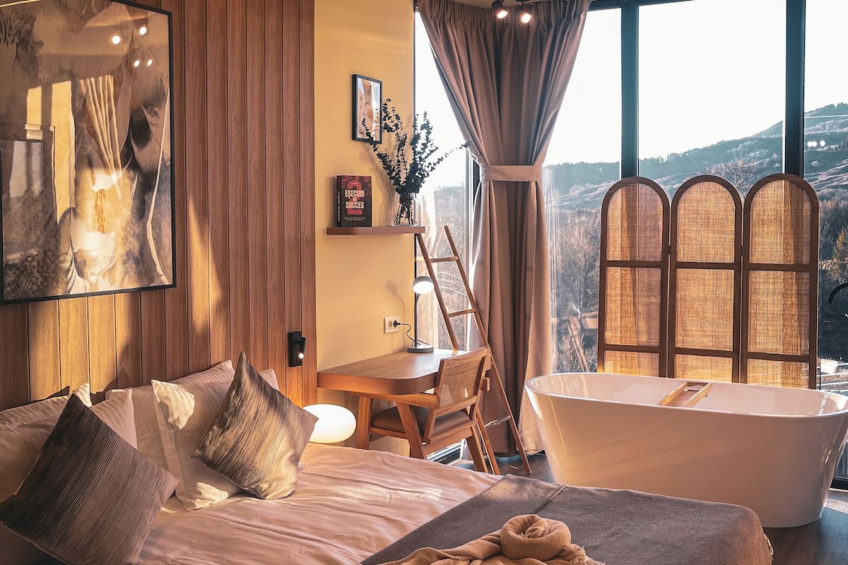 Habitación doble de lujo, vista a la montaña | Espacio para trabajar con laptop y wifi gratis