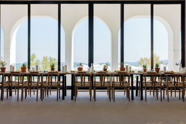 زفاف داخل الفندق