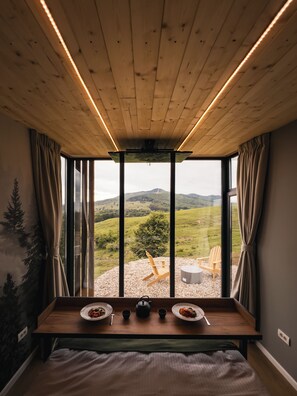 Habitación doble Deluxe, vista a la montaña | Espacio para trabajar con laptop y wifi gratis